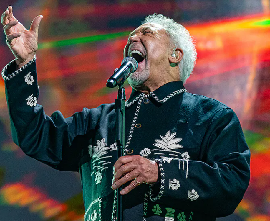 Tom Jones to play Chepstow Racecourse